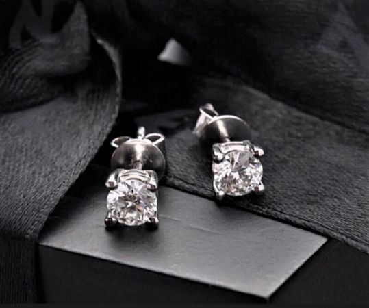 Boucles d'oreilles en platine avec diamants 1 ct. au total.
    